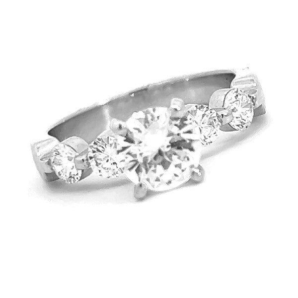 MEMOIRE Platinum Diamond Engagement Ring